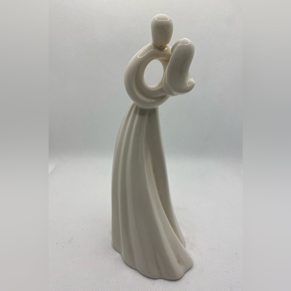 Vintage Minimalist Bride and Groom Circle of Love The Kiss 2002